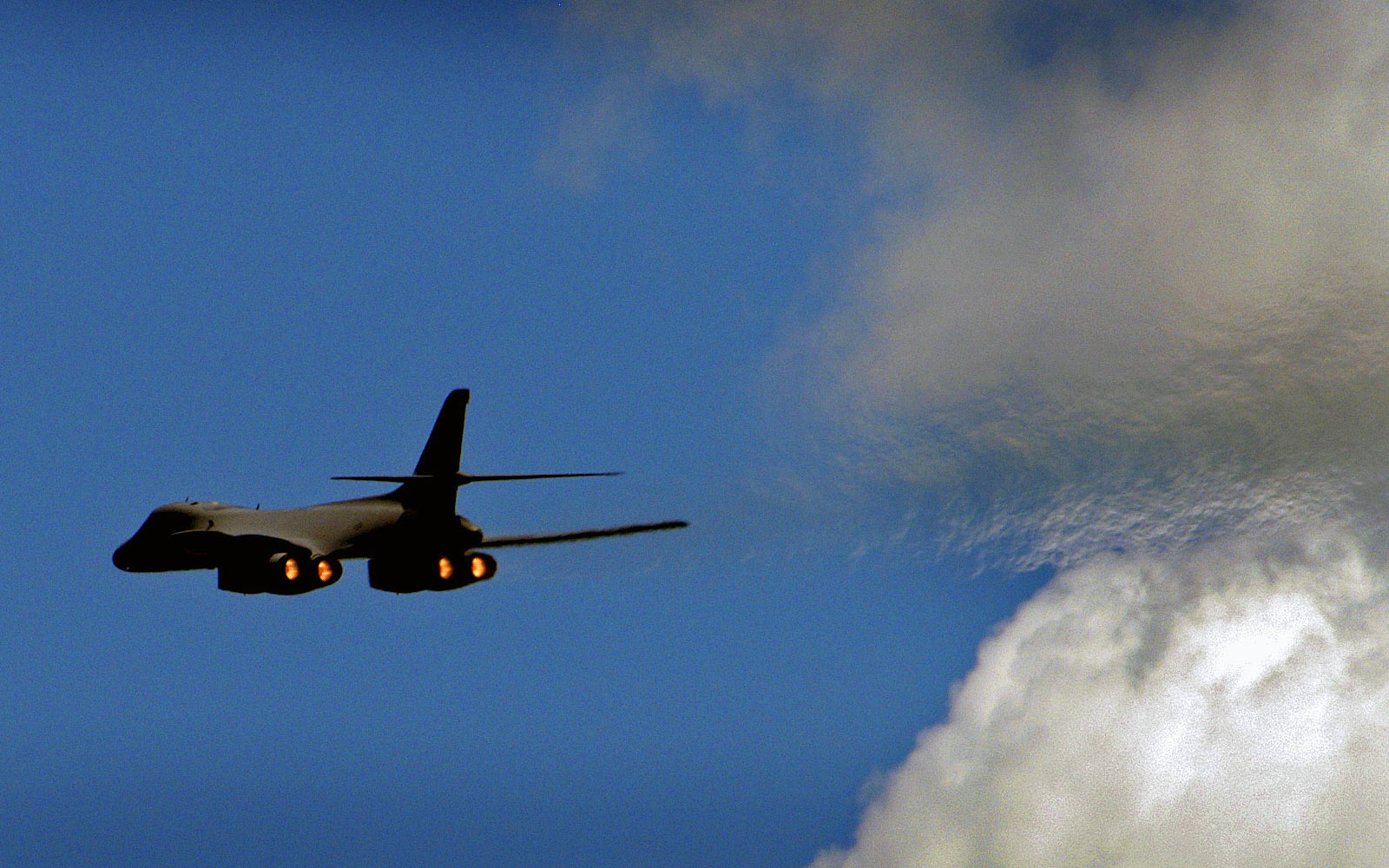 us-air-force-b1b-lancer-bomber-hd-wallpaper.jpg