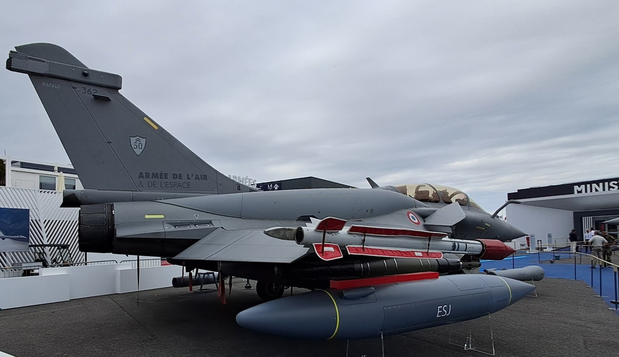 Etienne Marcuz on X: Il semblerait que le 🇫🇷Rafale sera enfin doté d'un  pod de brouillage et de guerre électronique nommé ESJ lors du passage au  Standard F5. Cette capacité était très
