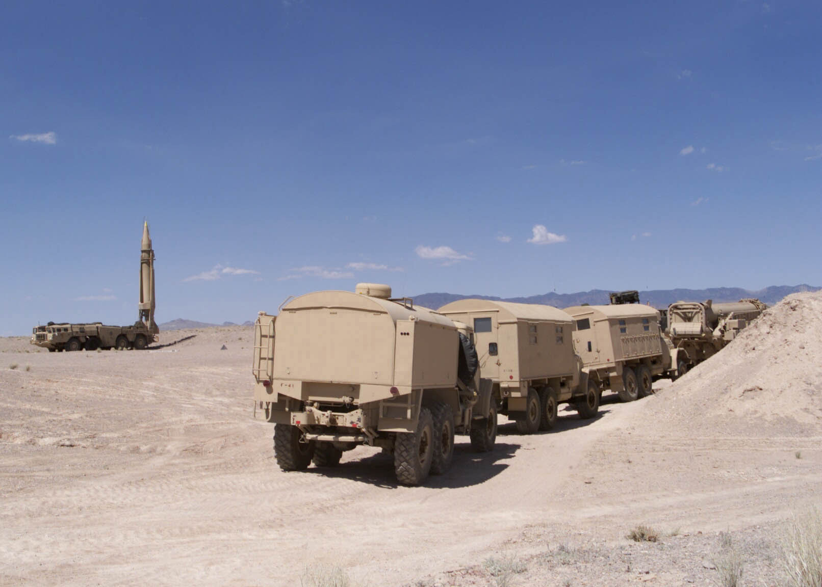SCUD_missle_launcher_with_support_vehicles_%282000%29.JPEG