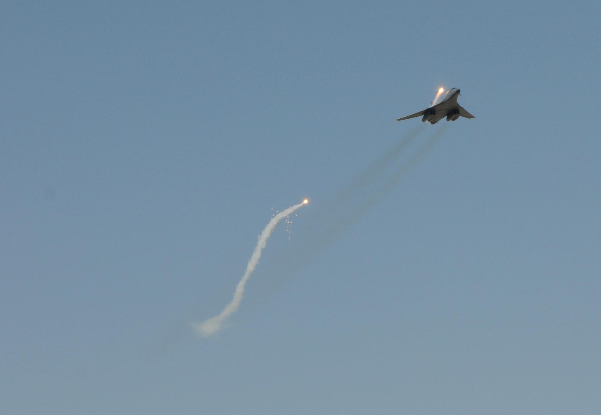 b-1-bomber-releasing-flares.jpg