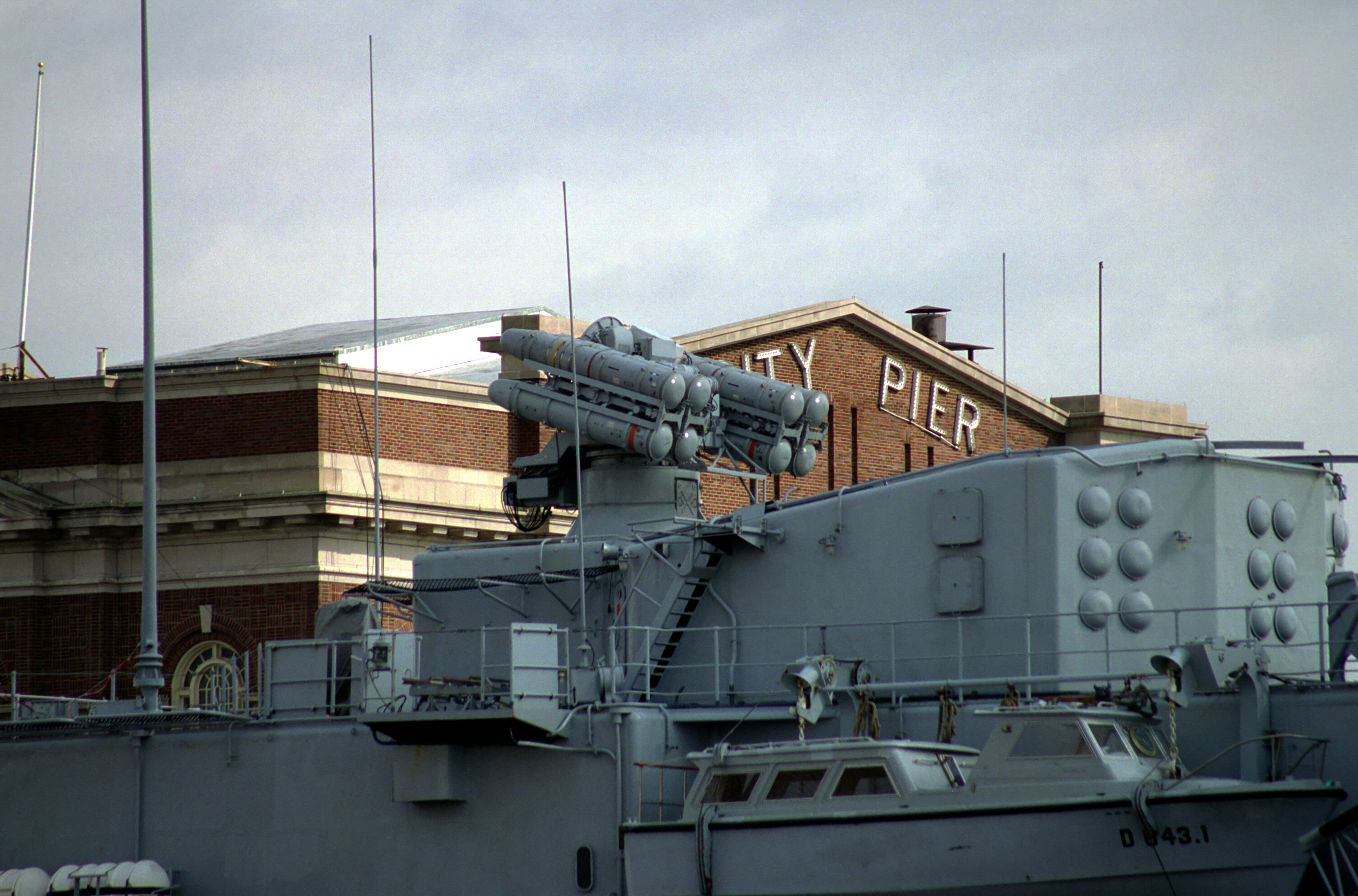 Crotale_Naval_SAM_on_Jean_de_Vienne_(D643).JPEG