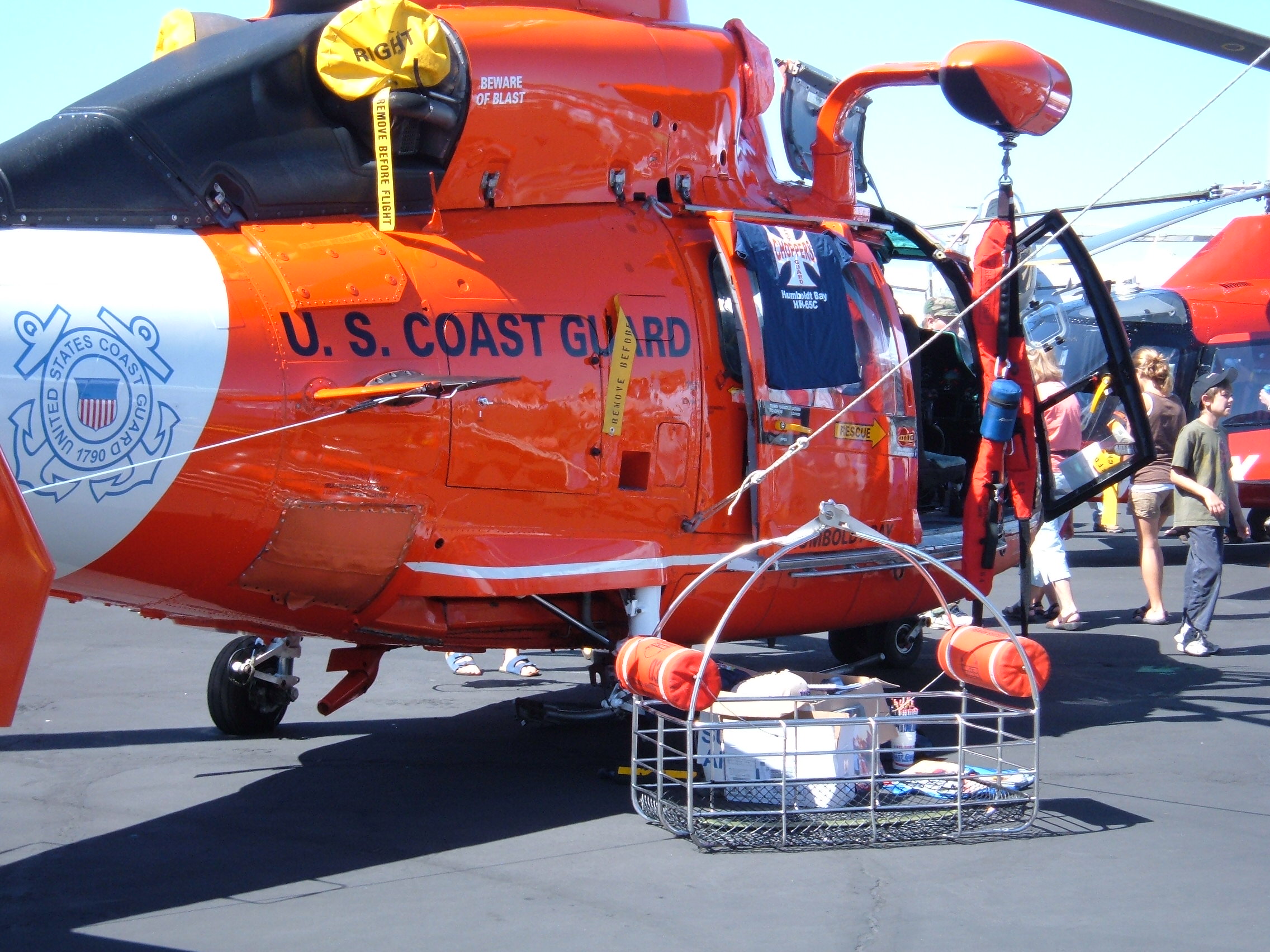 USCG_HH-65_Dolphin_rescue_basket.JPG