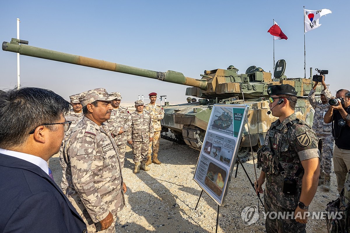 국산무기체계 소개하는 '카타르 연합훈련 TF' 장병들