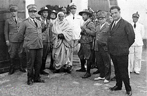 Omar_Mokhtar_arrested_by_Italian_Officials.jpg