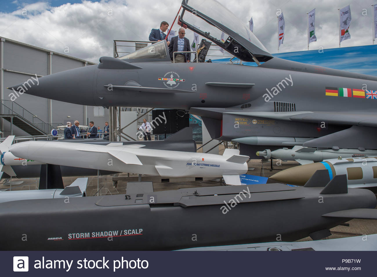 farnborough-hampshire-uk-17-july-2018-busy-second-day-of-the-biennial-farnborough-international-trade-airshow-fia2018-open-to-aerospace-and-defence-buyers-and-sellers-credit-malcolm-parkalamy-live-news-P9B71W.jpg