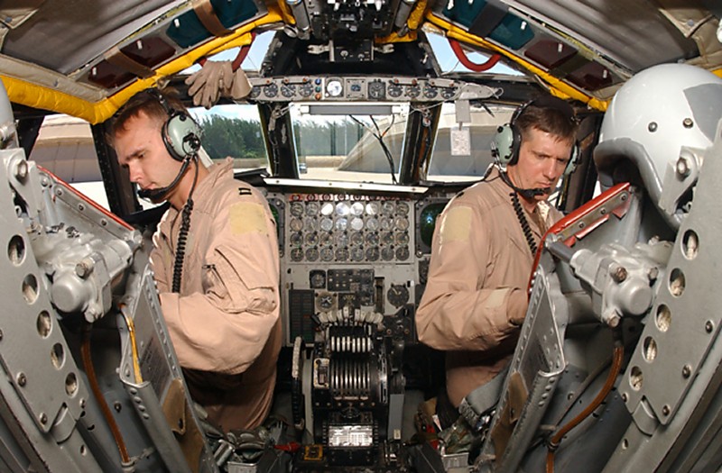 b-52_cockpit_dg_centcom051403.jpg
