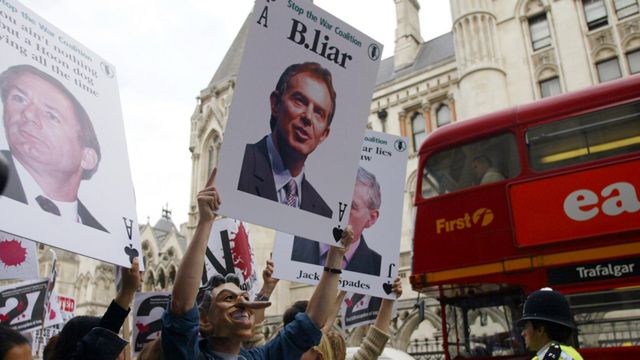 Protest against the Iraq War, August 2003 - protestor holds aloft card reading B.Liar