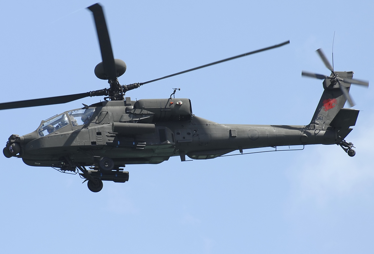Boeing_AH-64D_Apache%2C_Singapore_-_Air_Force_JP6774121.jpg