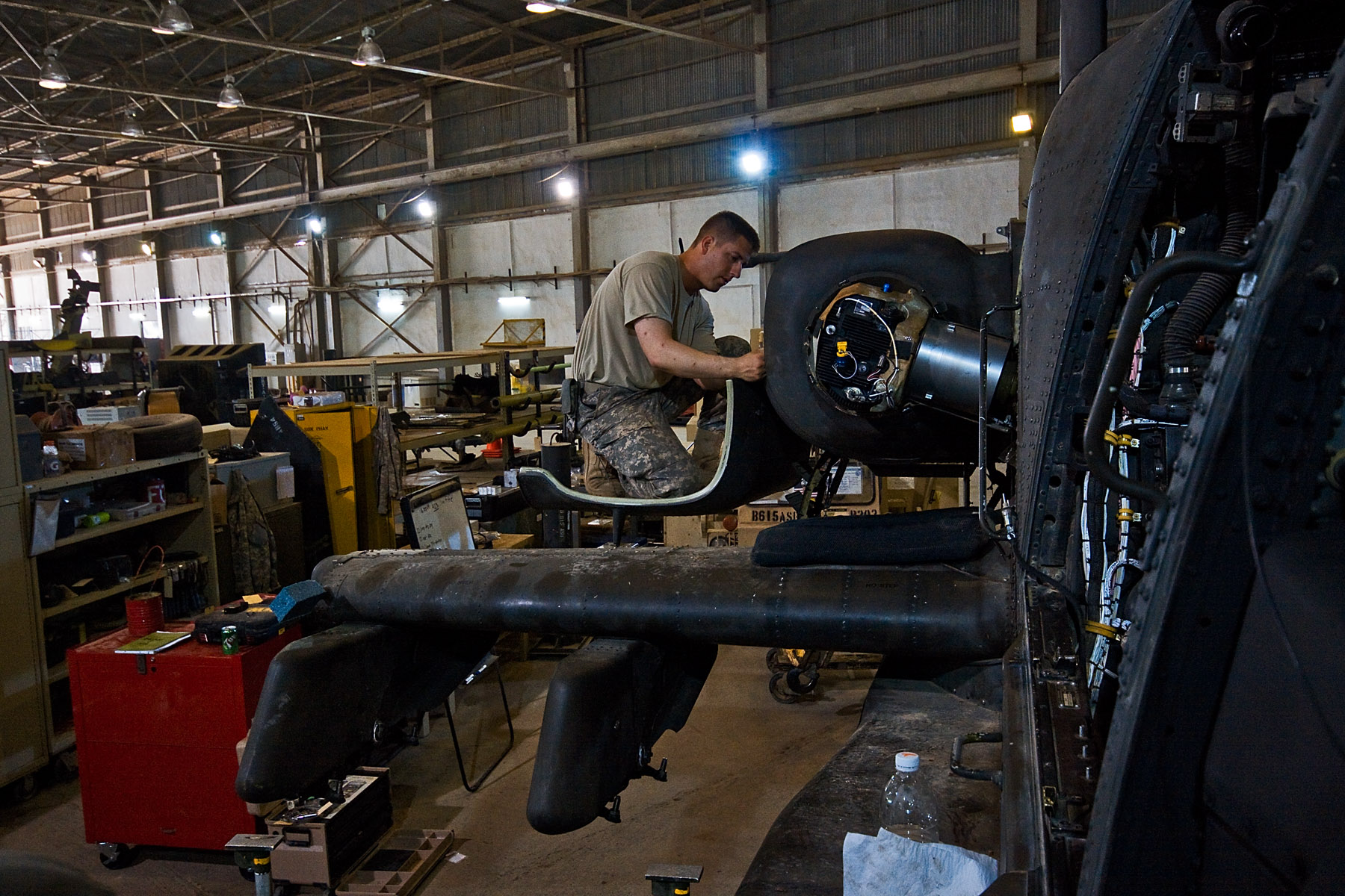 US_Army_51219_CAMP_TAJI,_Iraq-During_a_500_hour_phase_maintenance_inspection_on_an_AH-64D_Apache_attack_helicopter,_Spc_David_Reed,_from_Spokane,_Wash.,_an_Apache_mechanic_in_Company_B,_615th_Aviation_Support_Batta.jpg