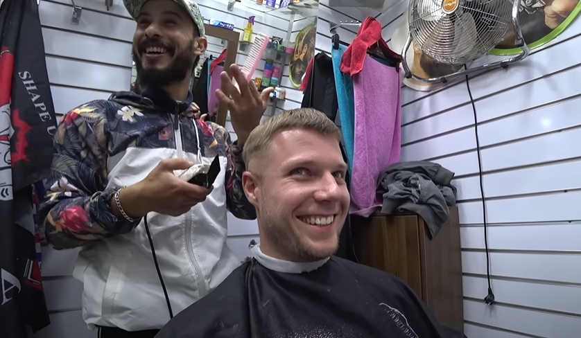 r/Morocco - Barber charged a tourist 400 Dh for a basic haircut in Marrakech [Kurt Kaz on YT with 2.56M fallower]