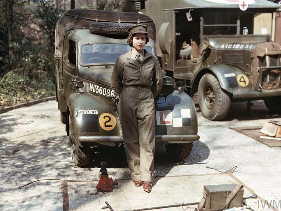 r/HistoryPorn - Princess Elizabeth (later Queen Elizabeth II) working as a mechanic during WW2, 1943 [960x721]