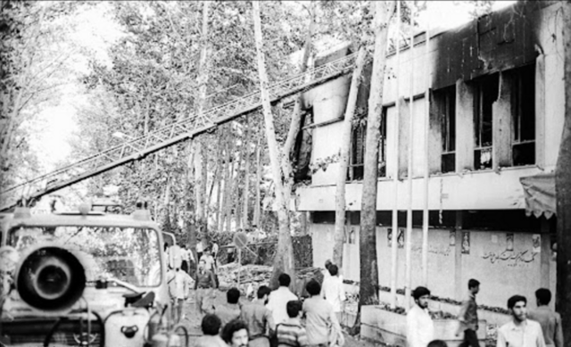 صورة بعد انفجار مكتب رئيس الوزراء في إيران في أغسطس آب1981