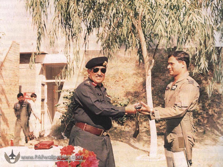 Lt.Gen-Ghazi-Ud-Din_present_AK47_to_Khalid_mehmood.jpg