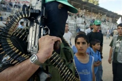 pal_hamas_holds_his_weapon.jpg