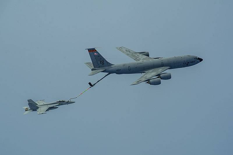 1625968044_kc-135r_refuels_f-18e_of_vfa-27_in_june_2014.jpg