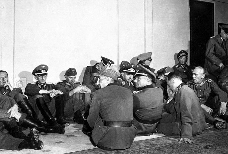 800px-German_pow_liberation_of_paris_august_1944.jpeg