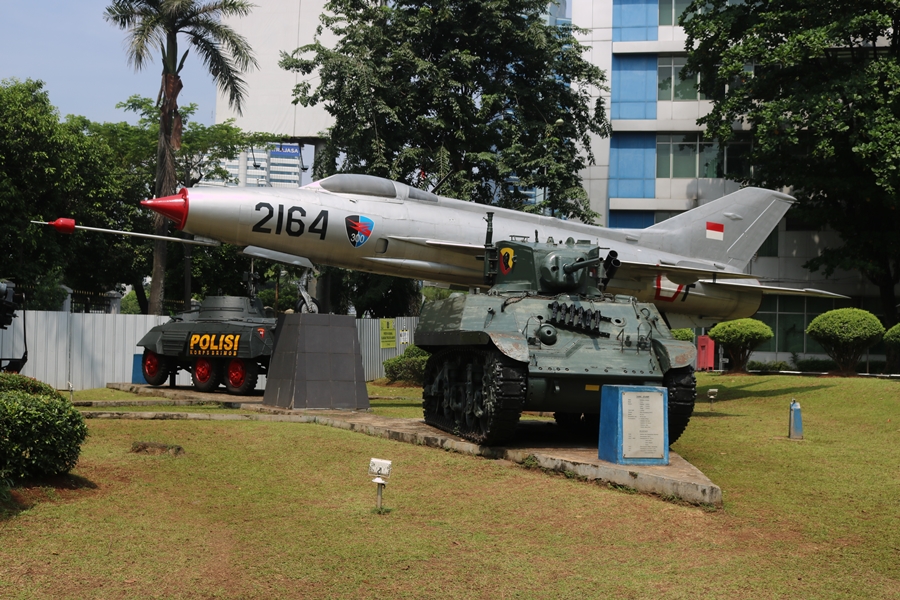 img_9328-tni-au-mig-21f-13-jakarta-900.jpg