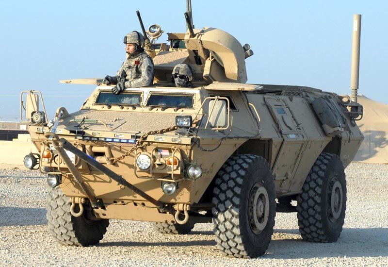 الجنود ينظرون من أعلى M117 Guardian.