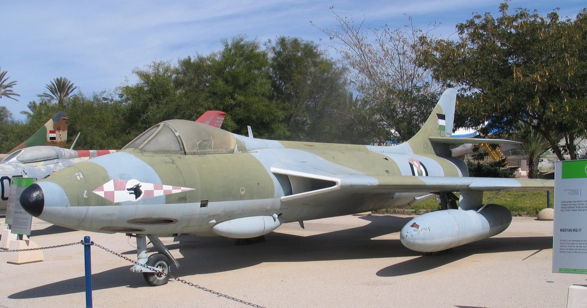 Hawker-Hunter-hatzerim-1.jpg