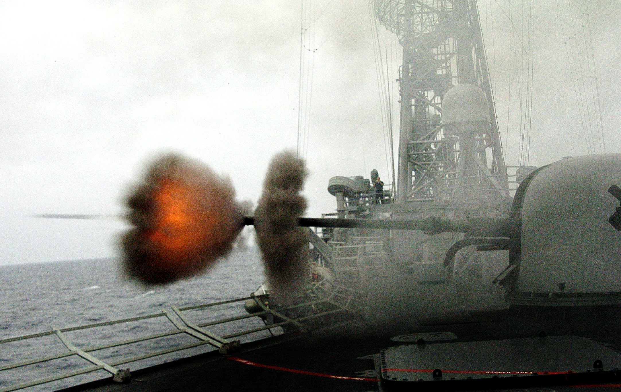 US_Navy_040714-N-1464F-001_A_round_is_fired_from_the_ship%27s_MK-75_76mm_gun_aboard_the_guided_missile_frigate_USS_Crommelin_%28FFG_37%29.jpg