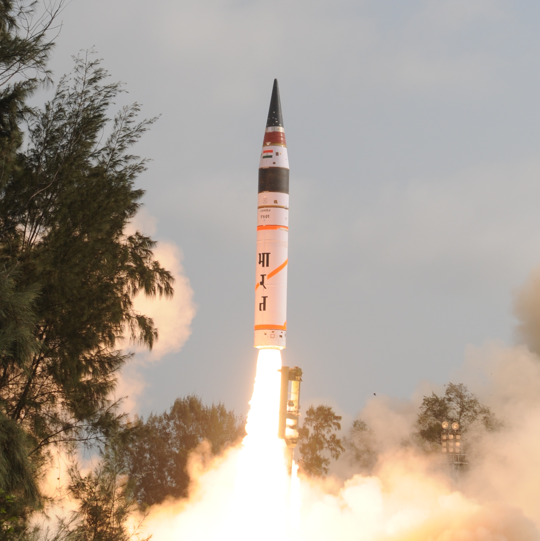 Agni-V_during_its_first_test_flight.jpg