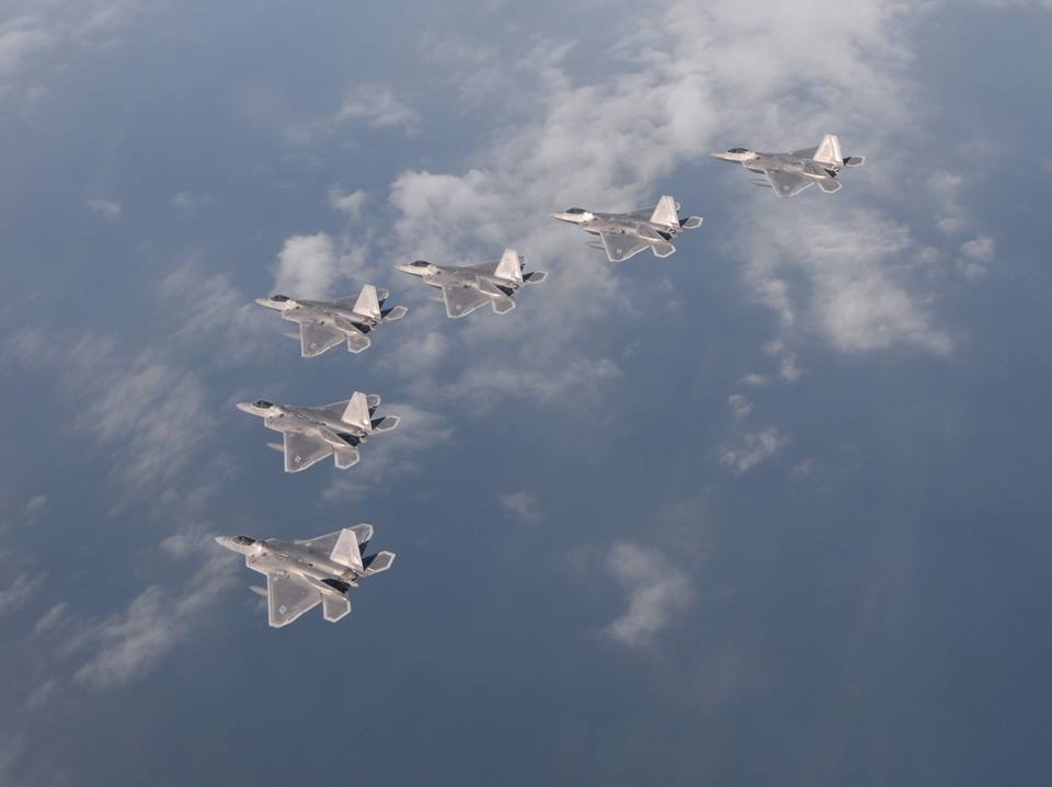 F-22-formation-top.jpg