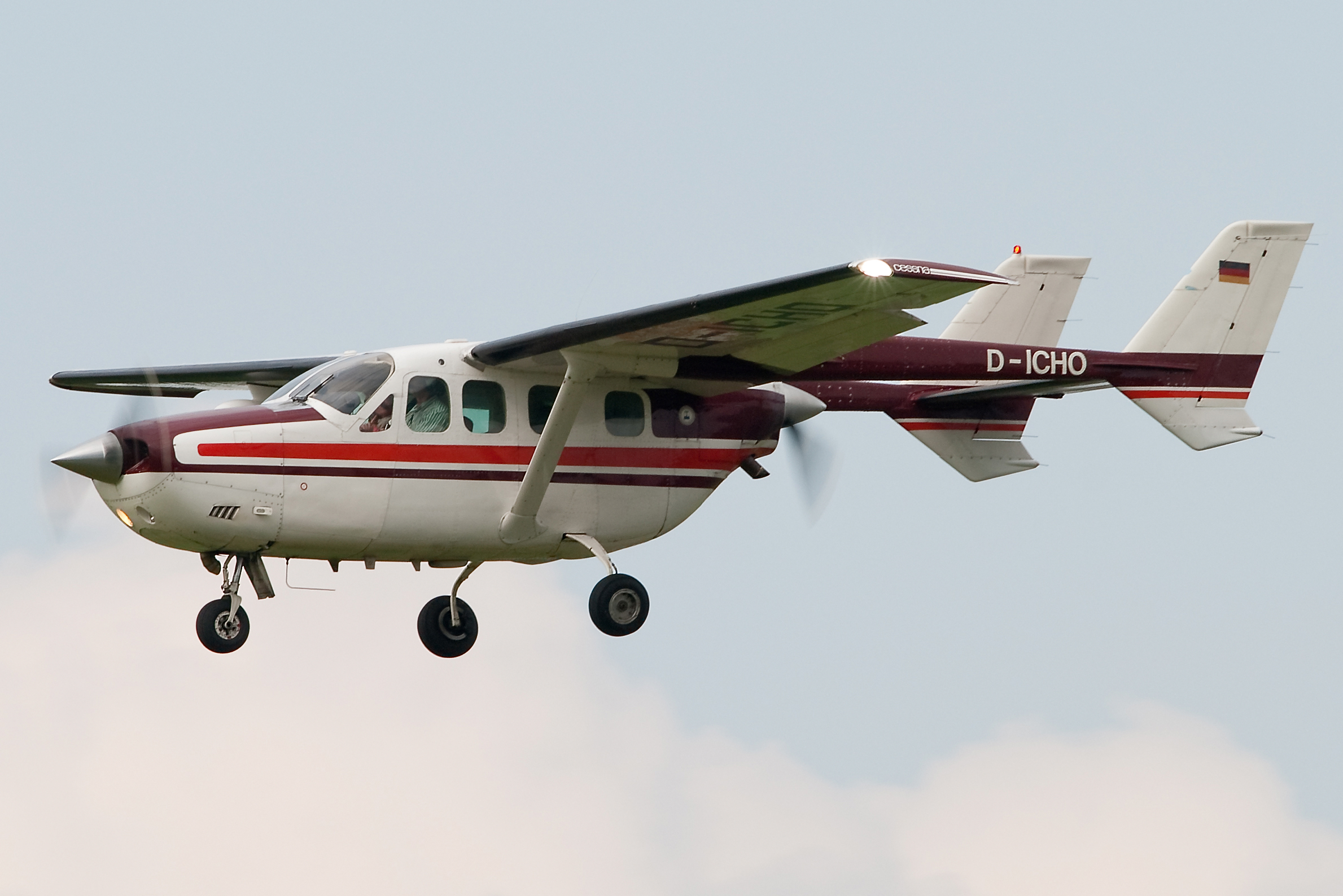 Cessna_337_%288735367365%29.jpg