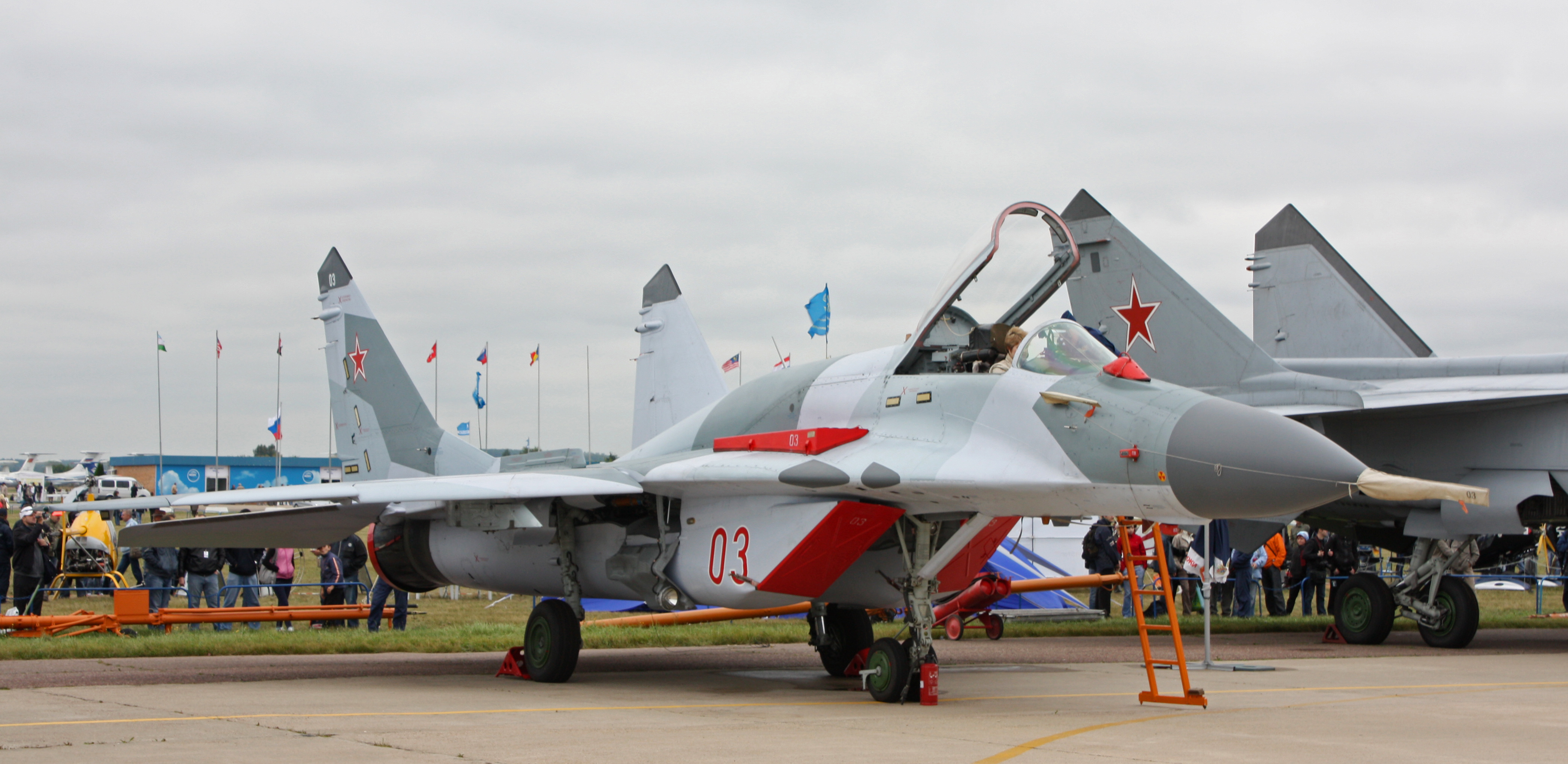 MiG-29SMT_on_the_MAKS-2009_(01).jpg