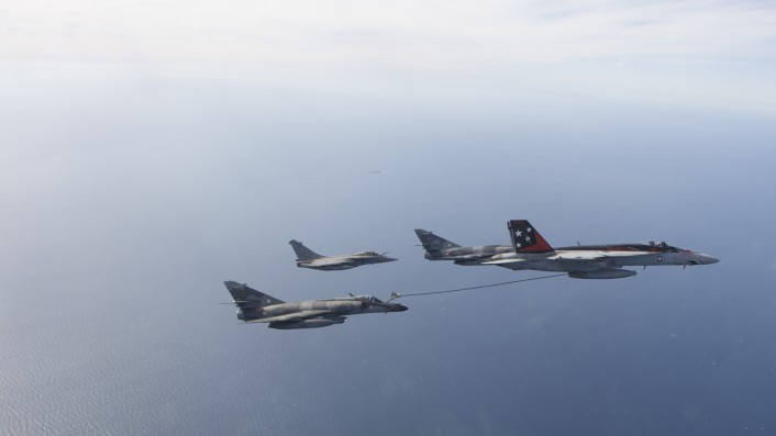 Etendard-refuels-from-Super-Hornet-706x397.jpg