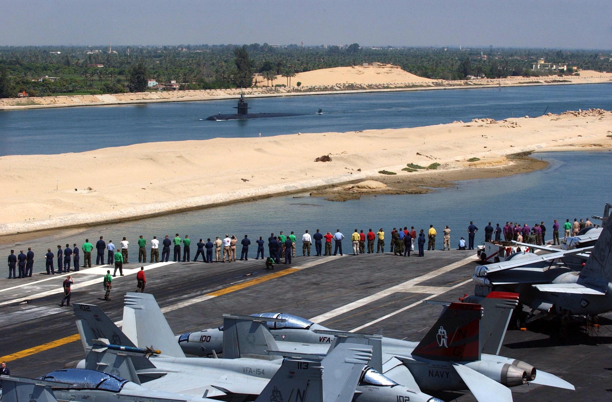 USS_Philadelphia_%28SSN-690%29_suez_canal.jpg