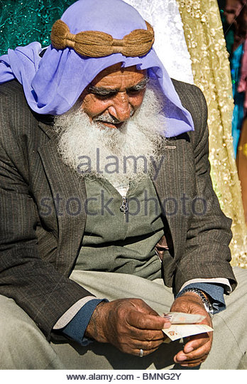 old-man-with-headscarf-counting-money-sanliurfa-turkey-asia-bmng2y.jpg