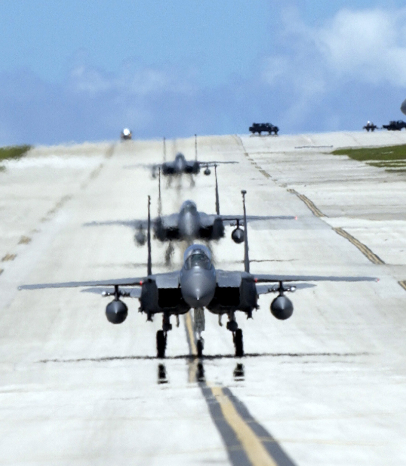 Valiant_Shield_-_air_force_planes_on_runway.jpg