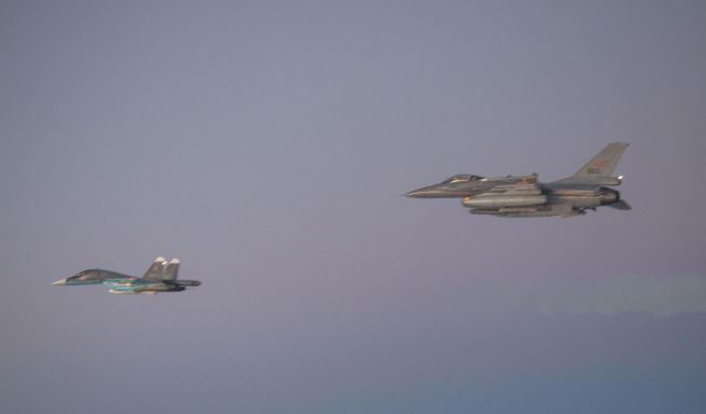 F-16-escorts-Su-34.jpg
