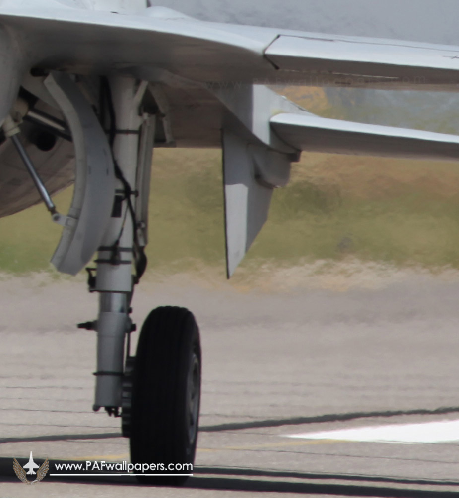 jf-17_thunder_landing_gear_rear_03.jpg