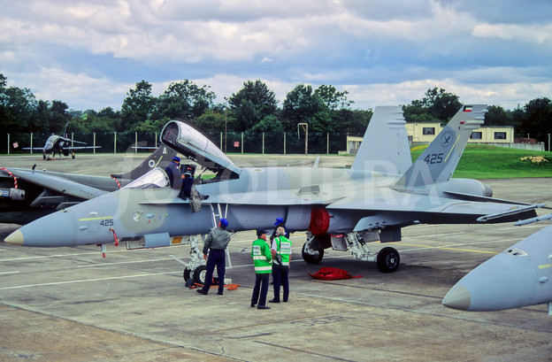 598826-fa-18c-425-9-sqn-kuwait-af.jpeg