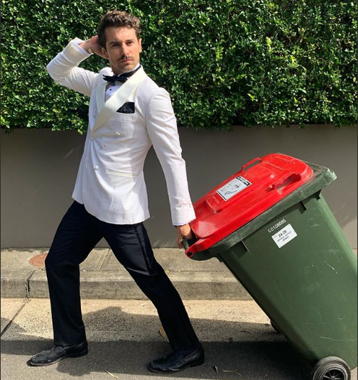 أستراليون يزينون أنفسهم من أجل نزهة لرمي القمامة