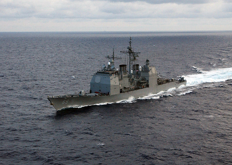 800px-USS_Vicksburg_%28CG_69%29_underway_preparing_to_refuel_2004.jpg