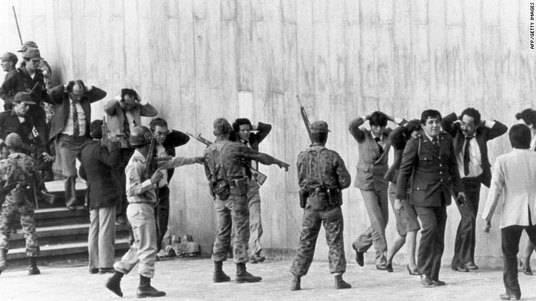 الجيش الكولومبي يحمي مجموعة من القضاة أثناء مغادرتهم قصر العدل في بوغوتا في 6 نوفمبر 1985.