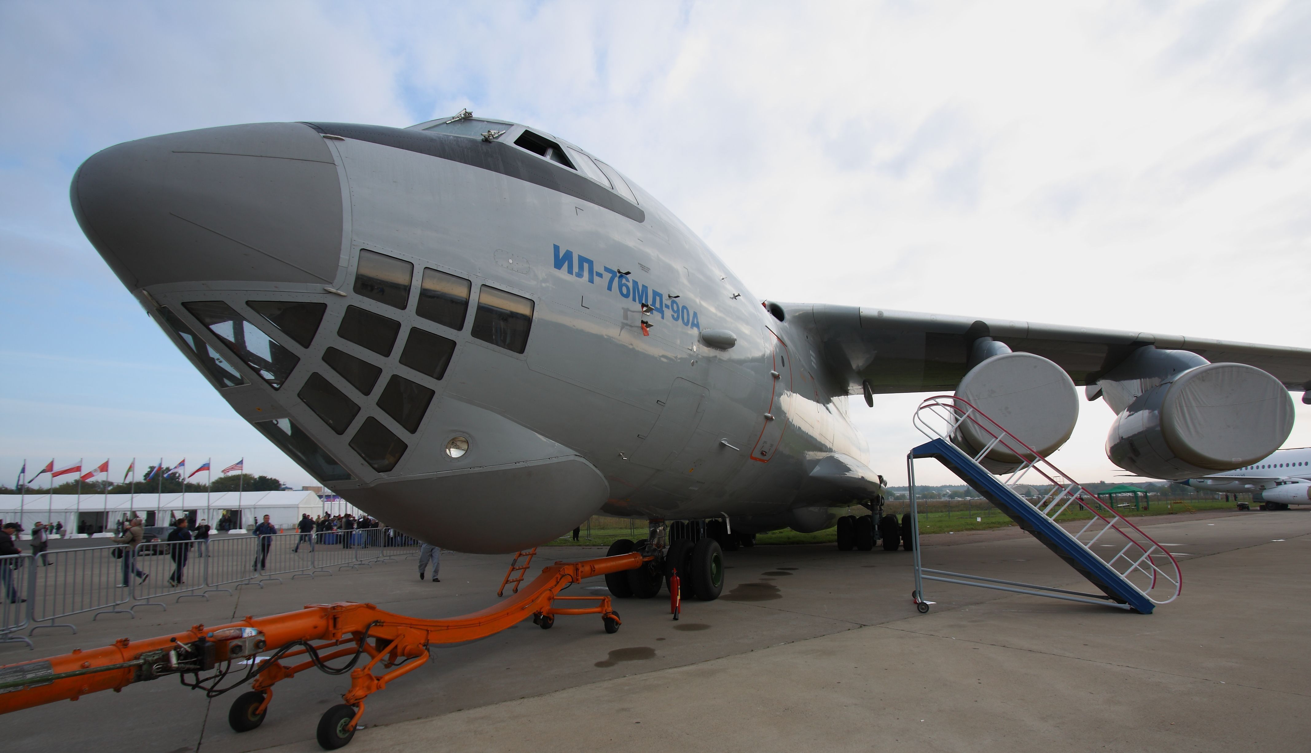 Ilyushin_Il-76MD-90A_at_the_MAKS-2013_(01).jpg