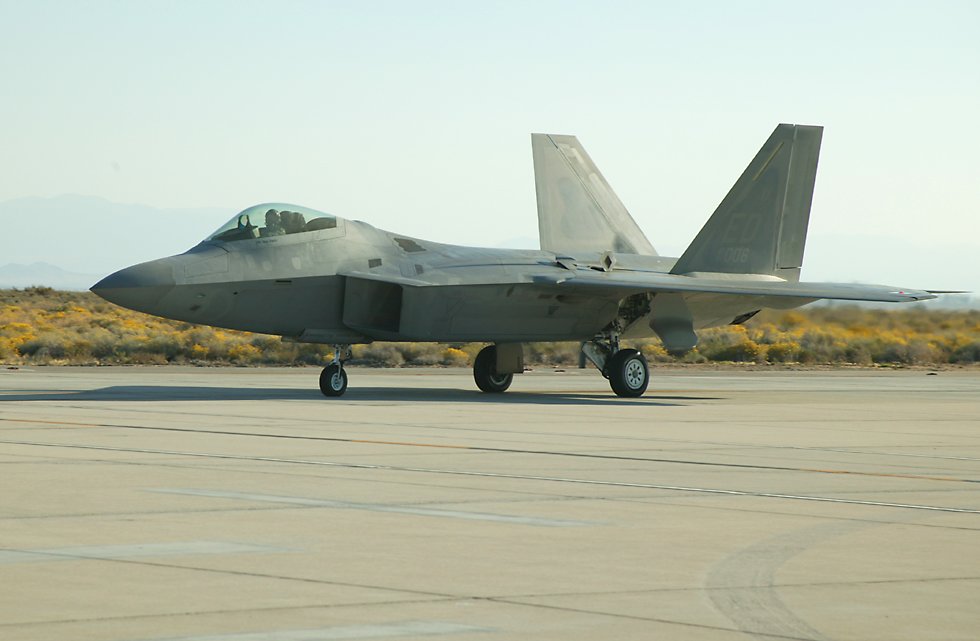 F22Taxying10oClock_1.jpg