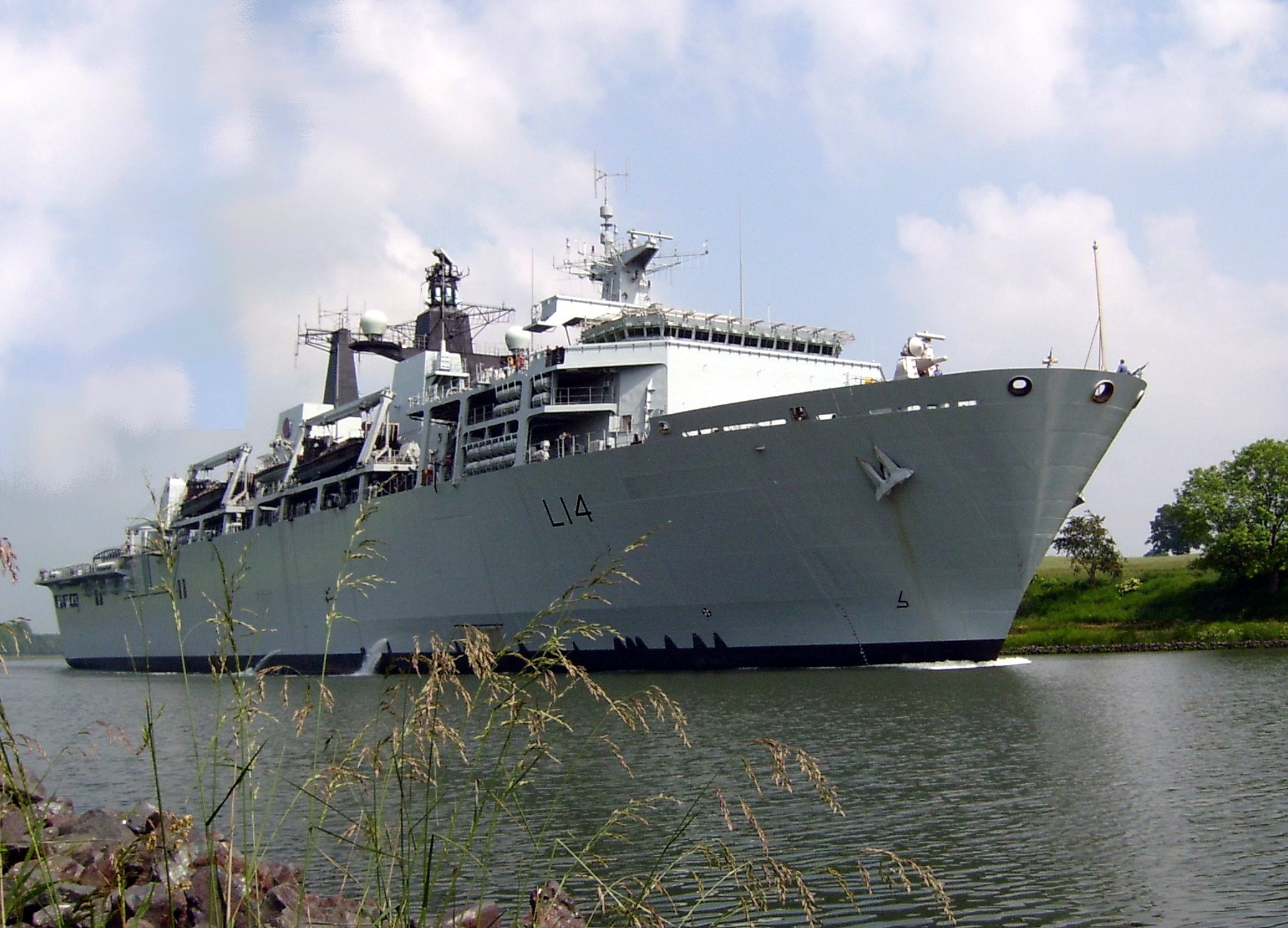 HMS_Albion_(L14)1.jpg