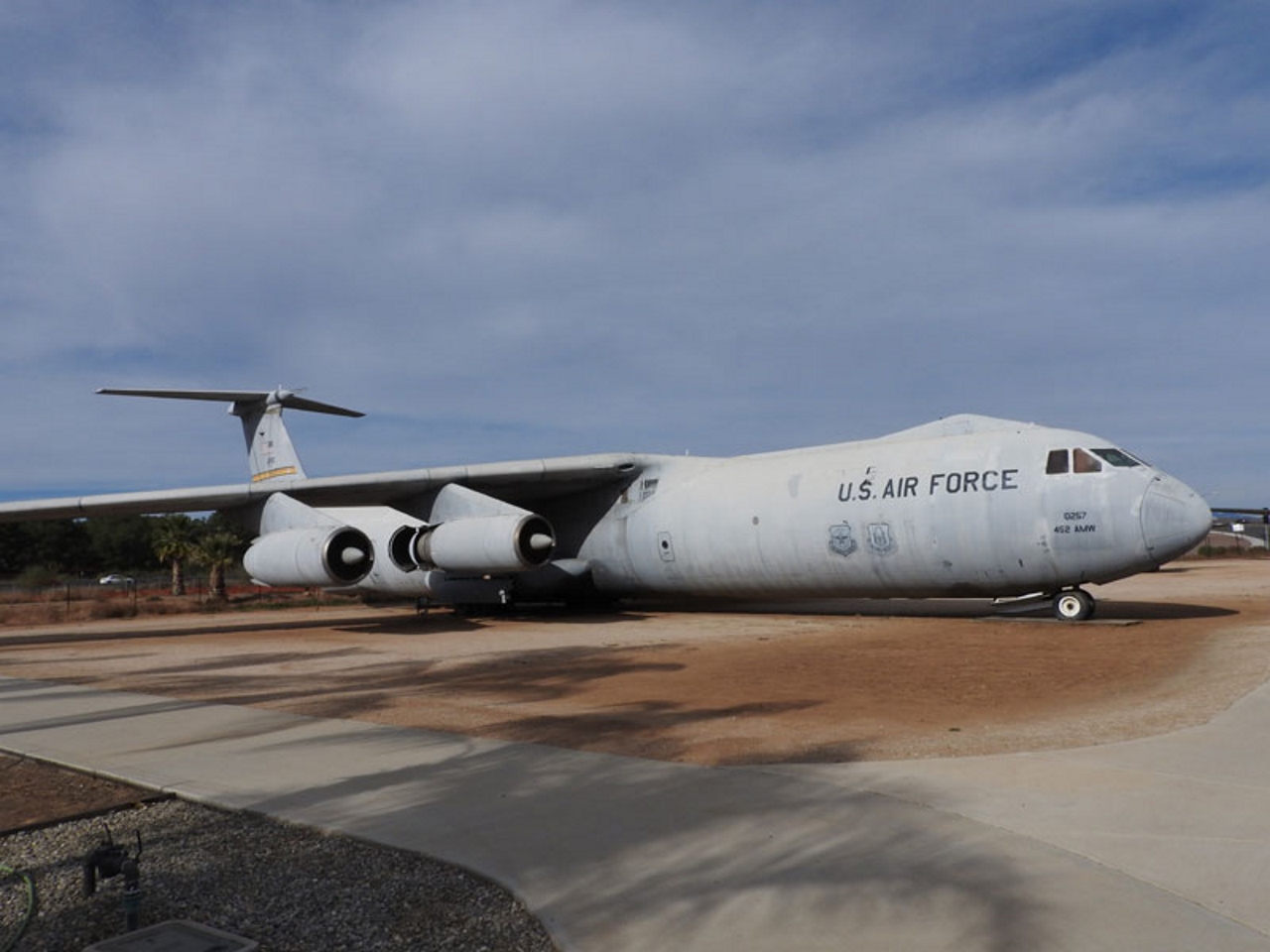 Lockheed-C-141B-Starlifter-2.jpg