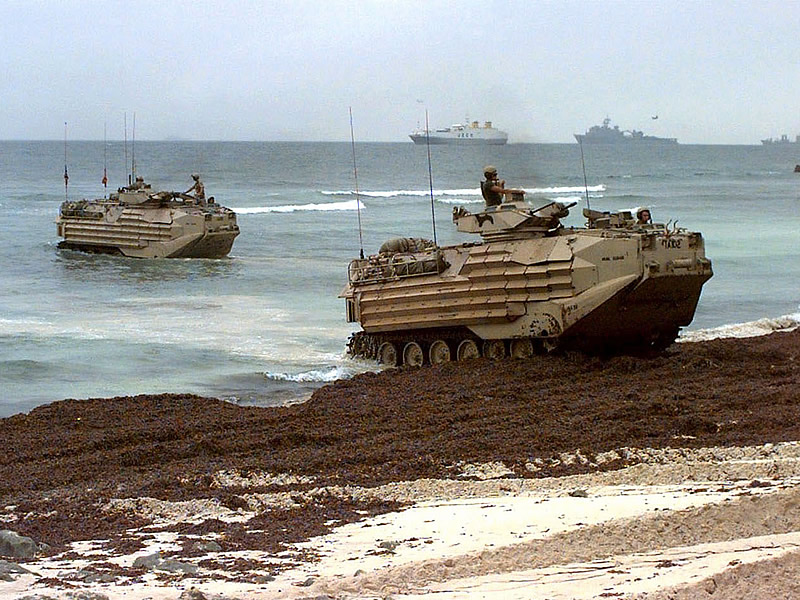 LAND_AAV7s_Come_Ashore_Somalia_lg.jpg