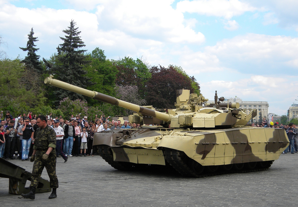 T-84_Oplat_guided_onto_a_tank_transporter.jpg