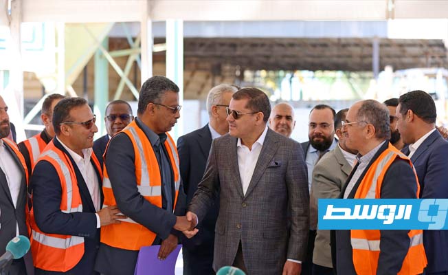 الدبيبة خلال حضوره مراسم تسليم مشروع الطريق الدائري الثالث في طرابلس إلى ائتلاف الشركات المصرية، الأحد 12 مارس 2023. (حكومتنا)