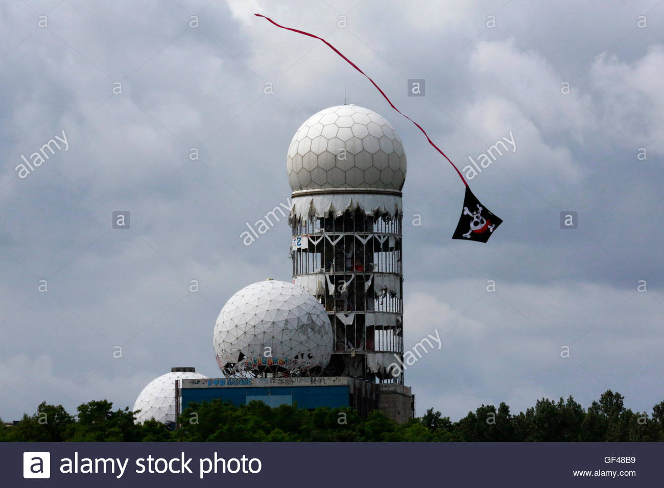 a-kite-flies-near-antennas-of-former-national-security-agency-nsa-GF48B9.jpg