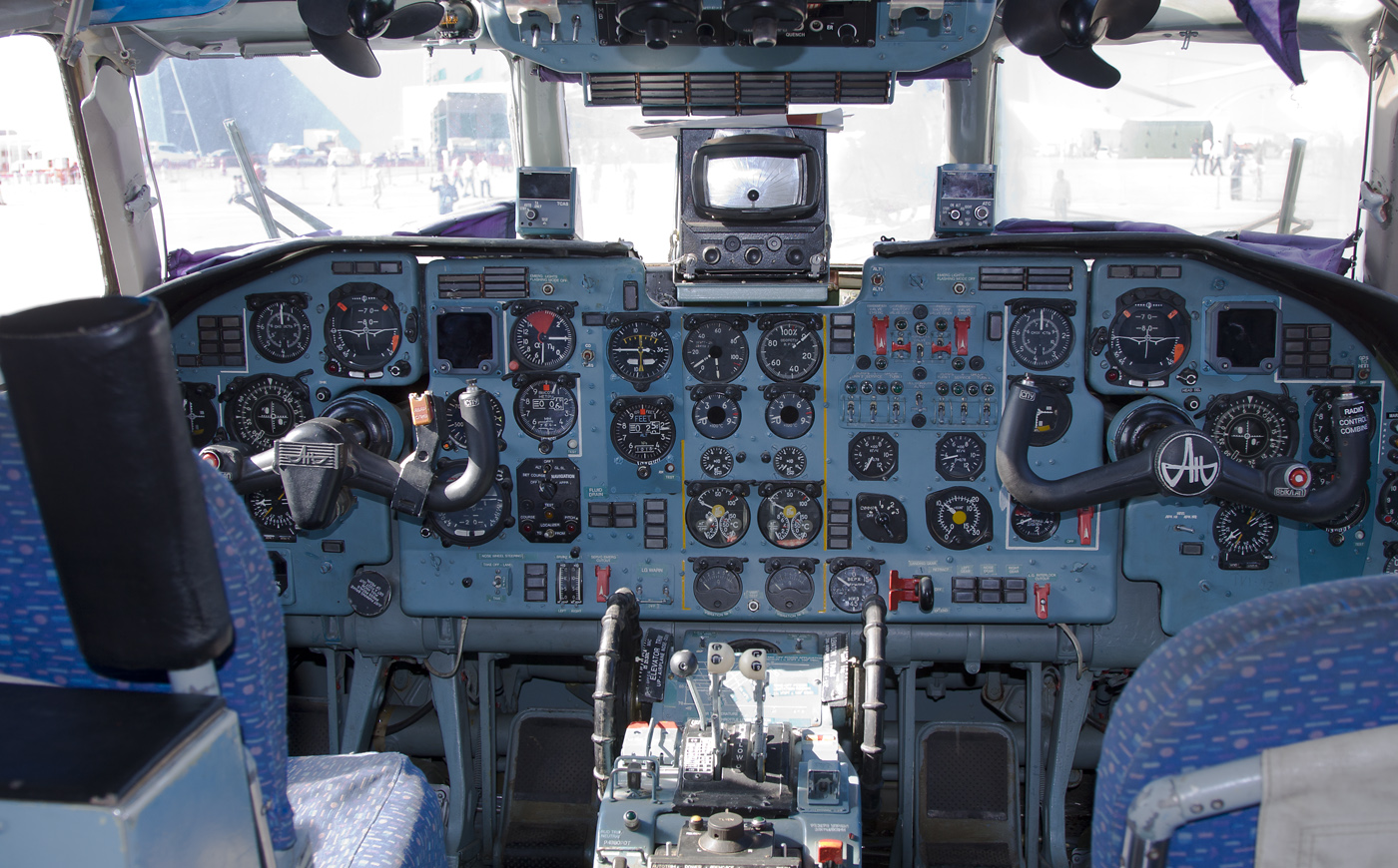 An-32_cockpit_%2812573880933%29.jpg