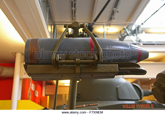 part-of-a-howitzer-display-showing-the-loading-tray-for-a-92-inch-f7xnem.jpg