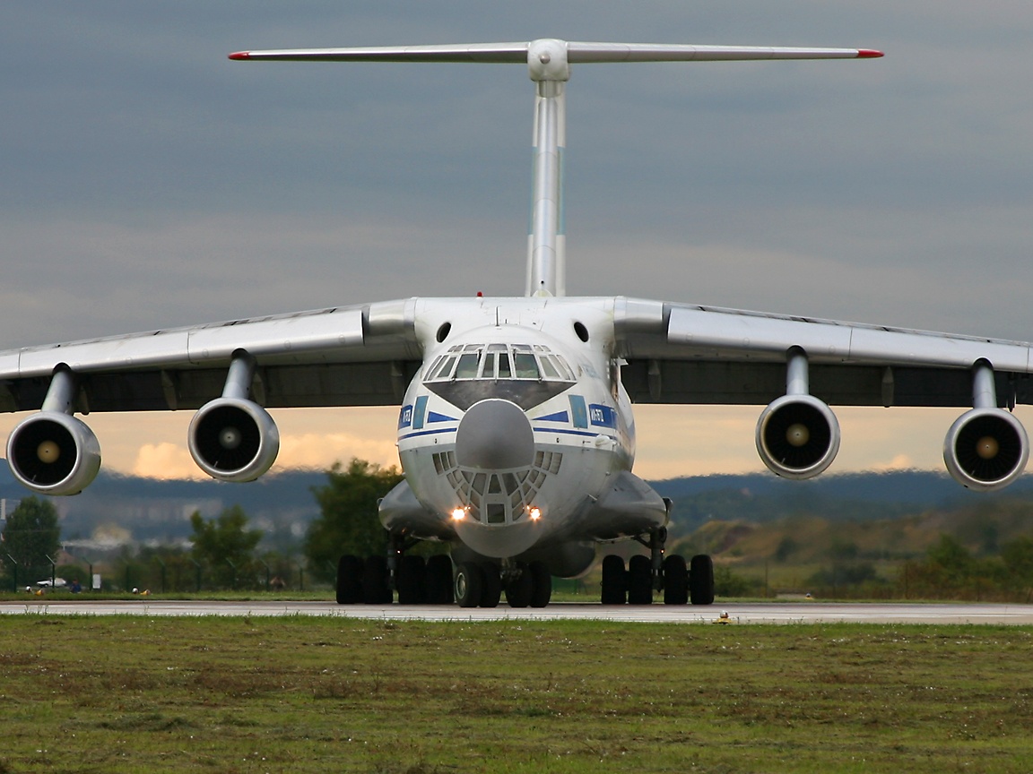 Il76HeadOn.jpg