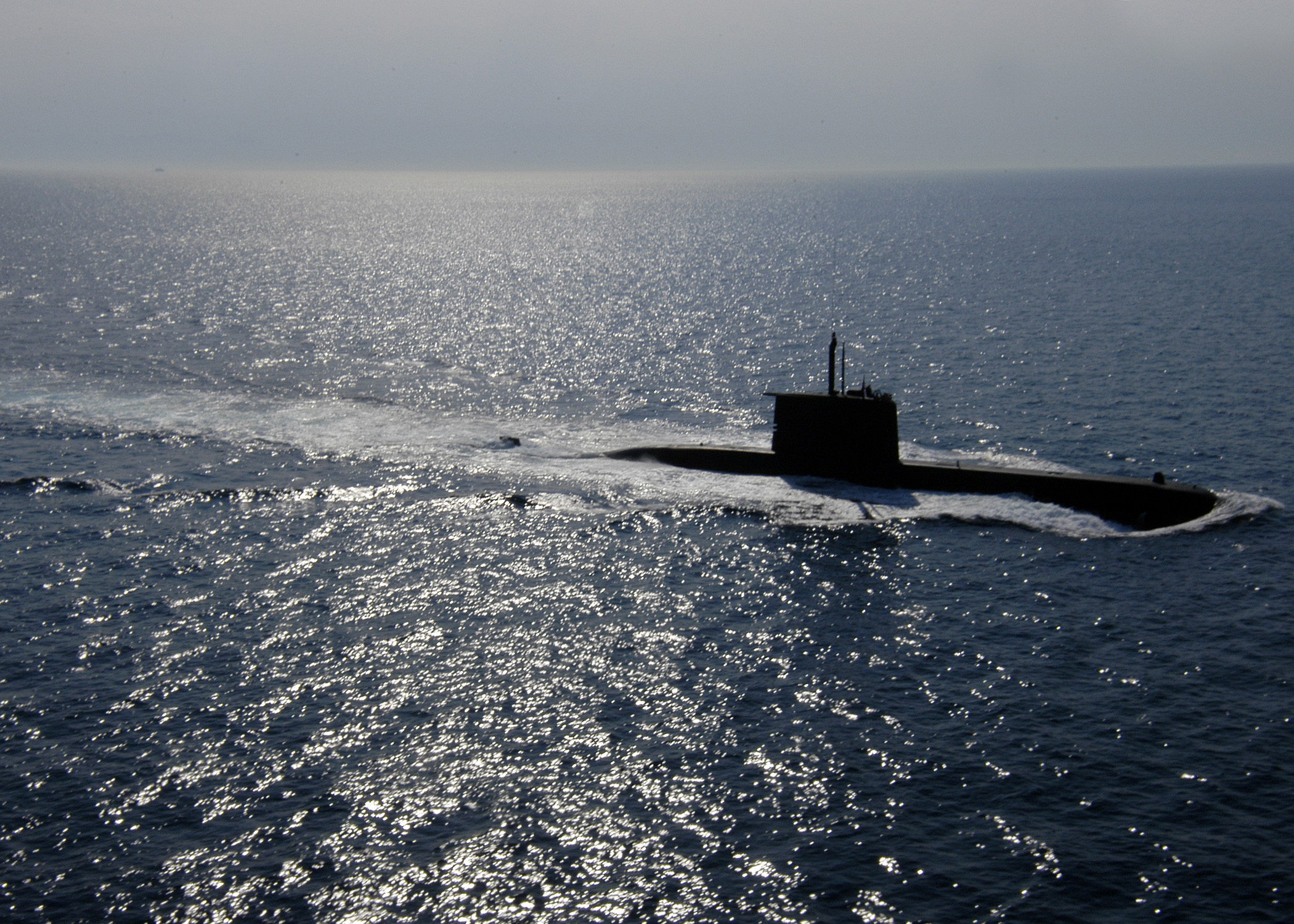 US_Navy_050624-N-1464F-025_The_Turkish_submarine_Preveze_surfaces_following_the_North_Atlantic_Treaty_Organization_%28NATO%29_submarine_escape_and_rescue_exercise_Sorbet_Royal_2005.jpg